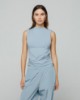 T-shirt smanicata in bielastico con drappeggio laterale • Azzurro polvere