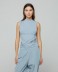 T-shirt smanicata in bielastico con drappeggio laterale • Azzurro polvere