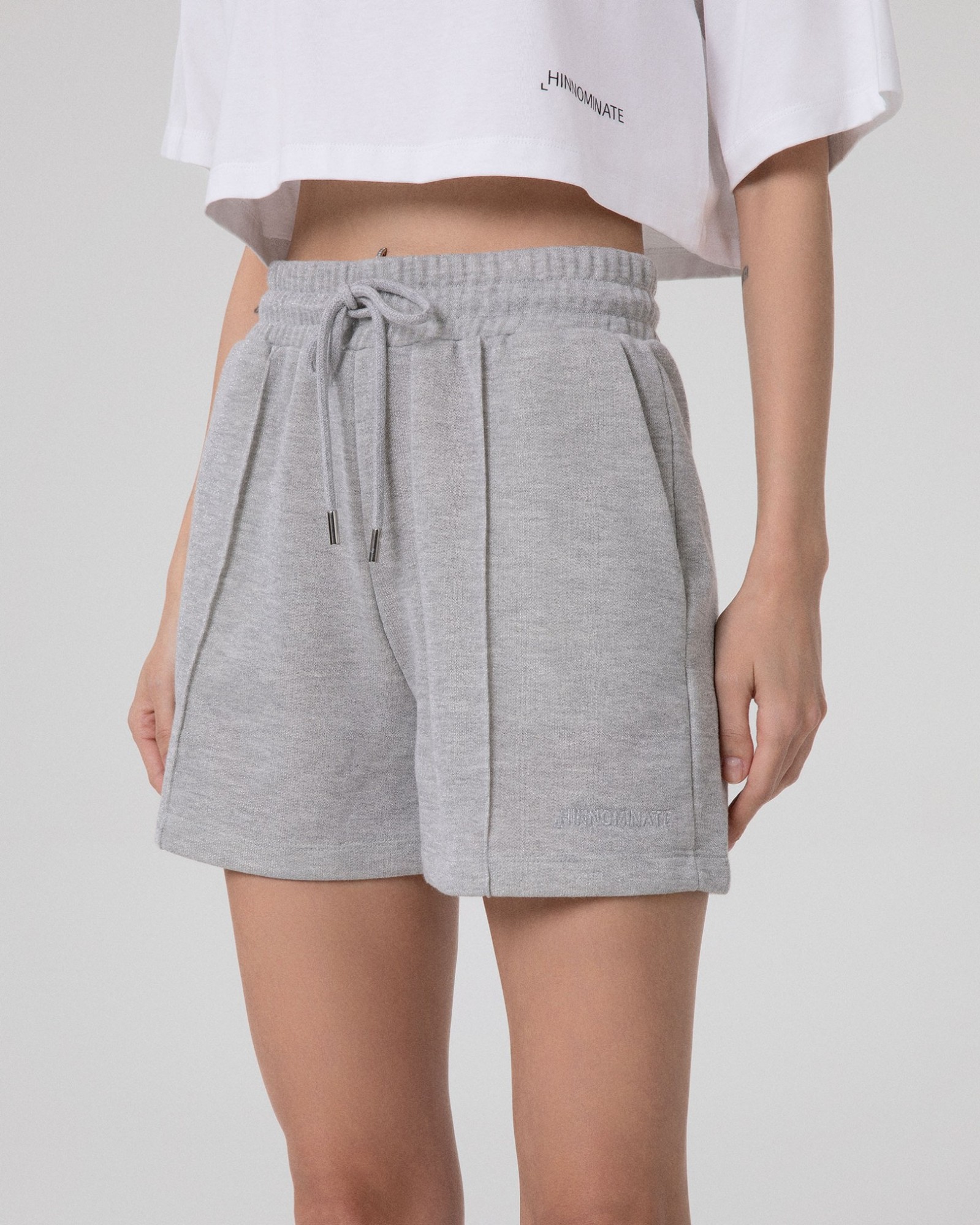 Shorts Corti In Felpa Lurex Con Nervature • Grigio Melange Sbiancato