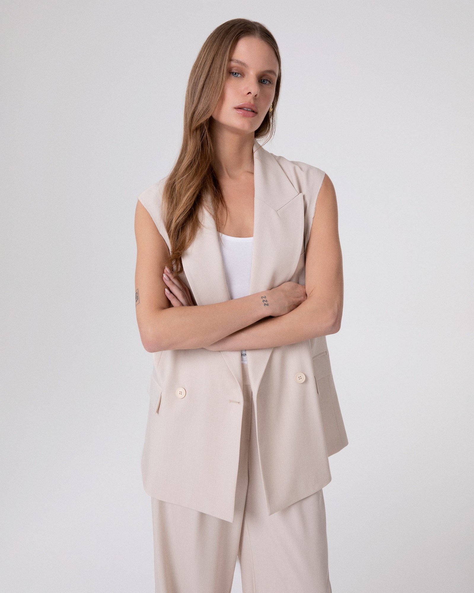 Giacca Doppiopetto Smanicata Con Taglio Vivo • Beige