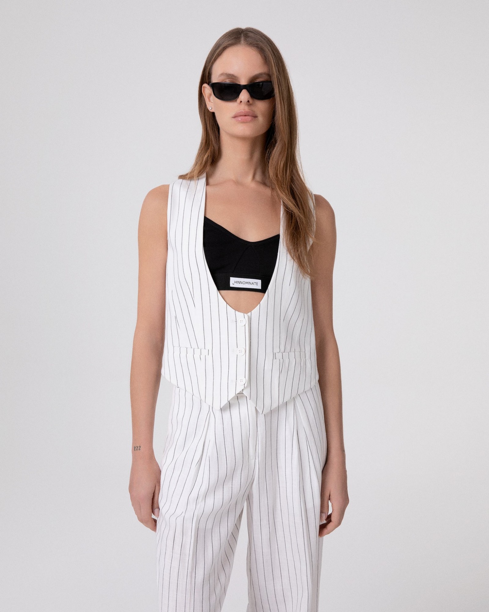 Gilet Con Scollo Ampio In Lino Gessato • Bianco